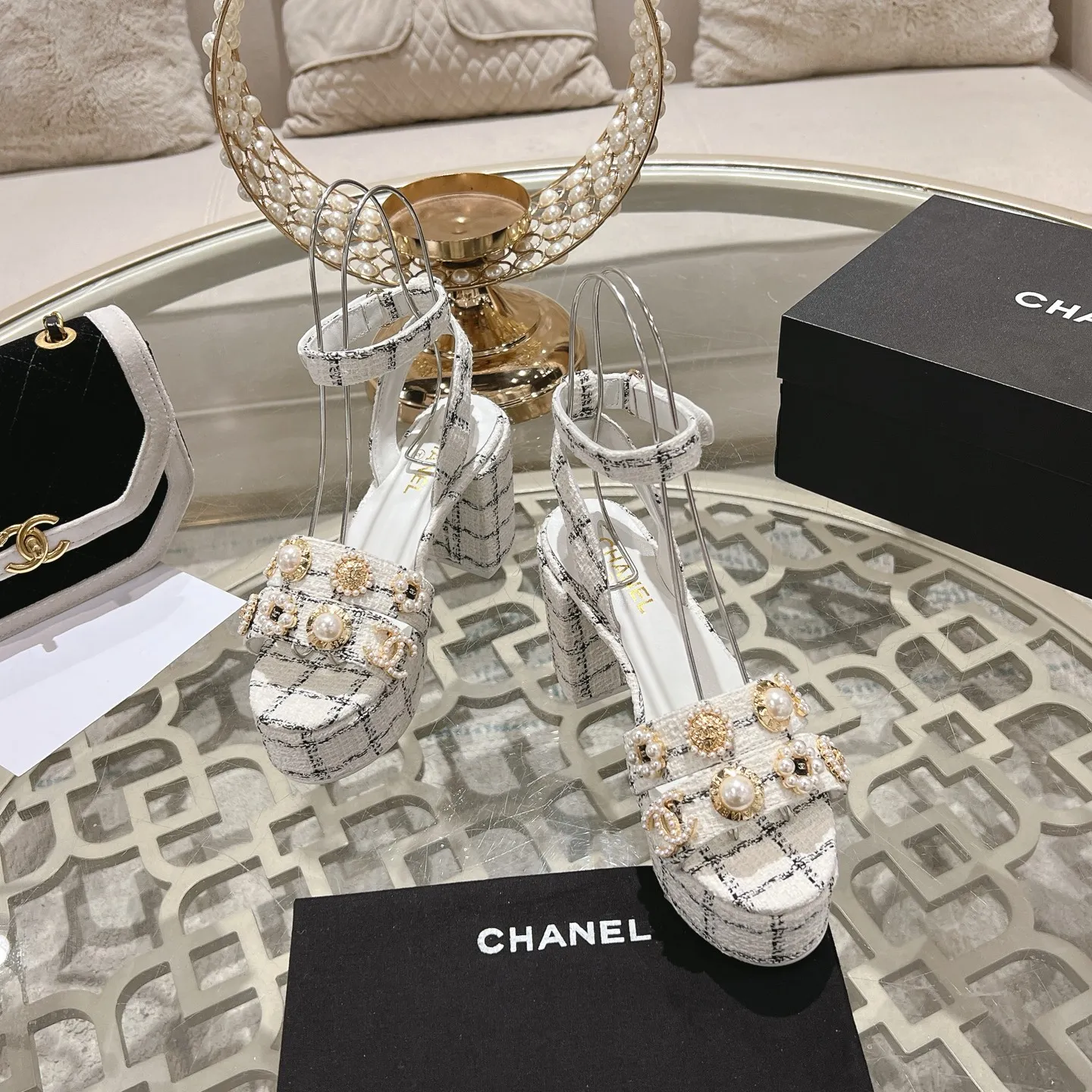 👟👟Ex-factory price 580👟👟 𝐂𝐇𝐀𝐍𝐄𝐋 | Xiaoxiang 25𝐬𝐬Spring and summer new products Counter classic catwalk models New series of high-heeled and waterproof platform sandals〰 A must-have in the fashion circle, the combination will interpret the meticulous, minimalist and classic elements that will never fade away It shows a unique dressing style that is too beautiful to say. A must-have for summer... Upper: Highly customized original specific fabrics. Lining: imported sheepskin lining. Outsole: original molded non-slip outsole. Heel height: 12cm. Waterproof platform: 2.5cm. Size: 35-39 (40.41.42 customization is not returnable)